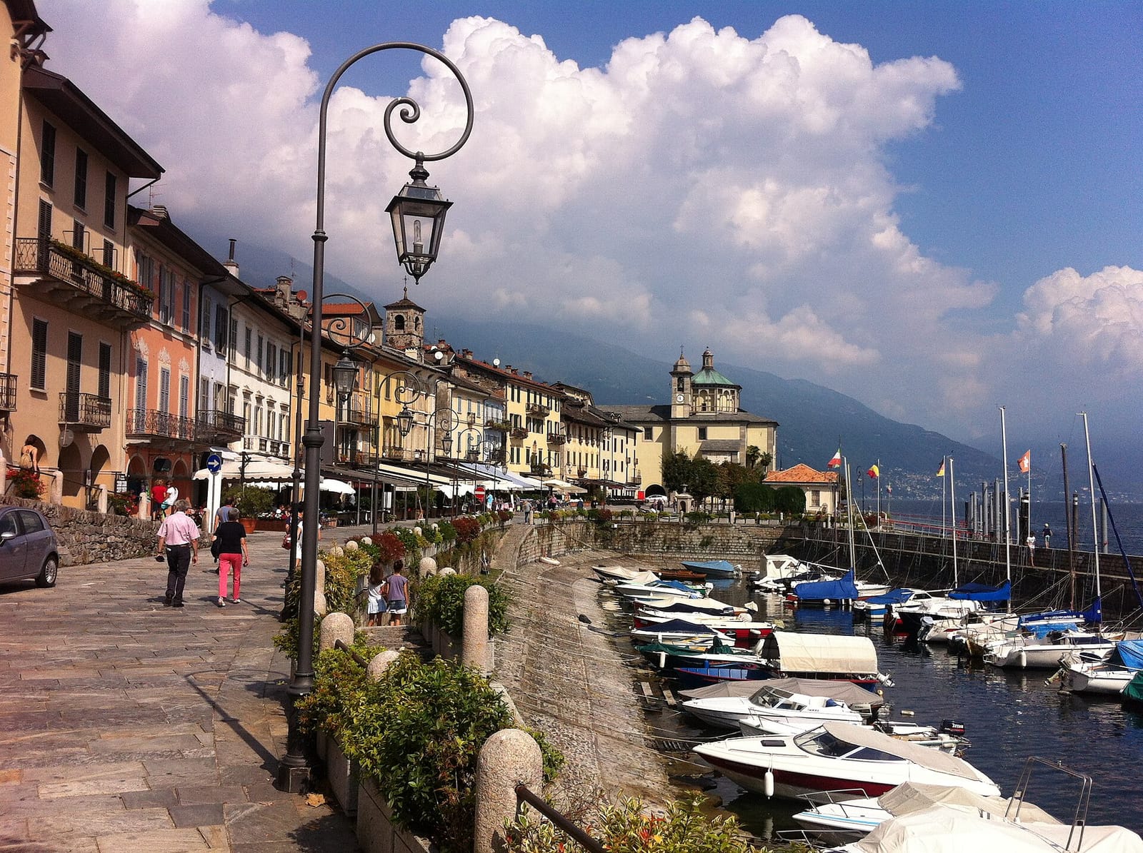 Case colorate sul lungolago di Cannobio, con le barche ormeggiate