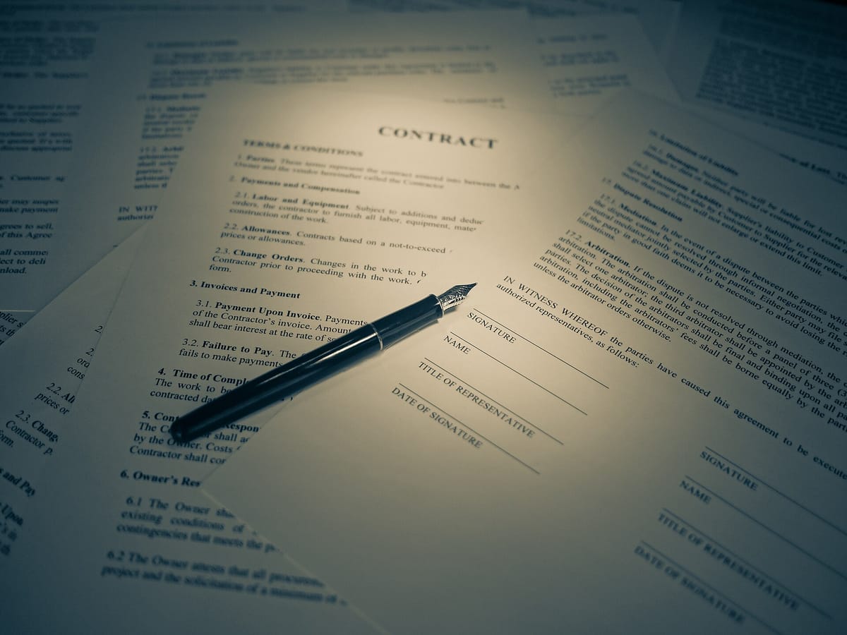 Un contratto con una penna stilografica appoggiata sopra